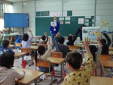 「さ」の音が聞こえたら手をあげてね。